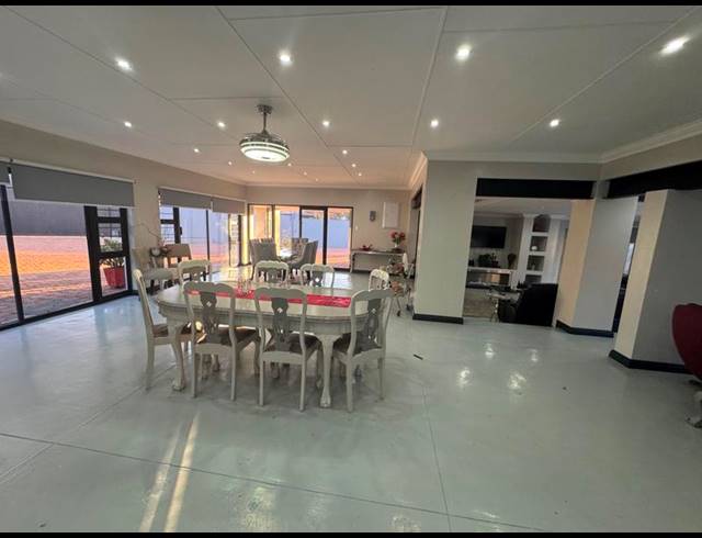 5 BEDROOM HOUSE FOR SALE IN CLUBVILLE